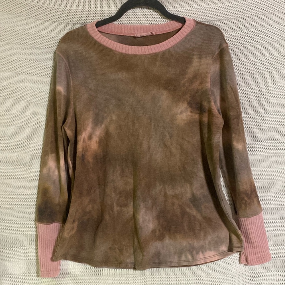 Ces femme long sleeve knit waffle shirt tie dye colors are browns and pink
